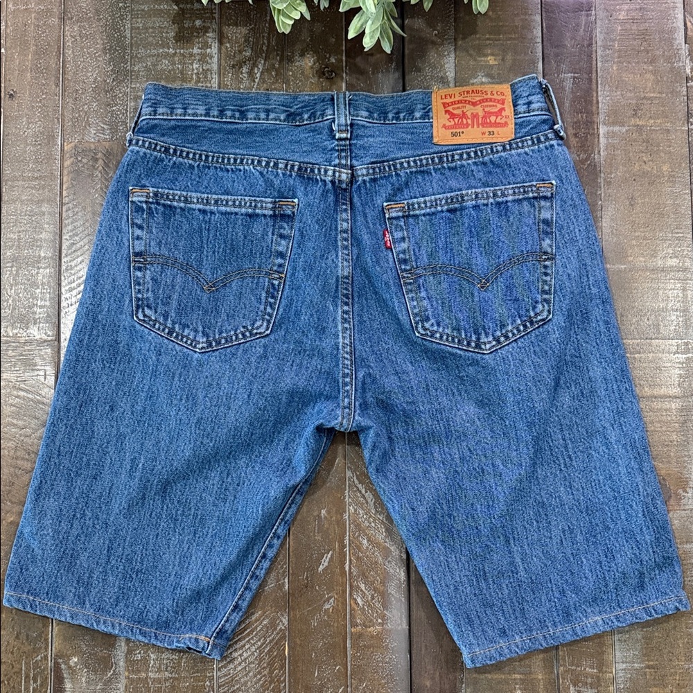 Levi's Men's 501 Original 100% Cotton Hemmed Jean Shorts W33 Medium Wash - Picture 2 of 11